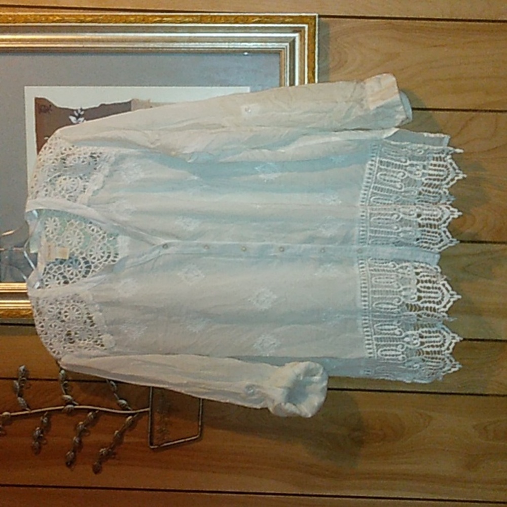Chicos eyelet trimmed button down blouse